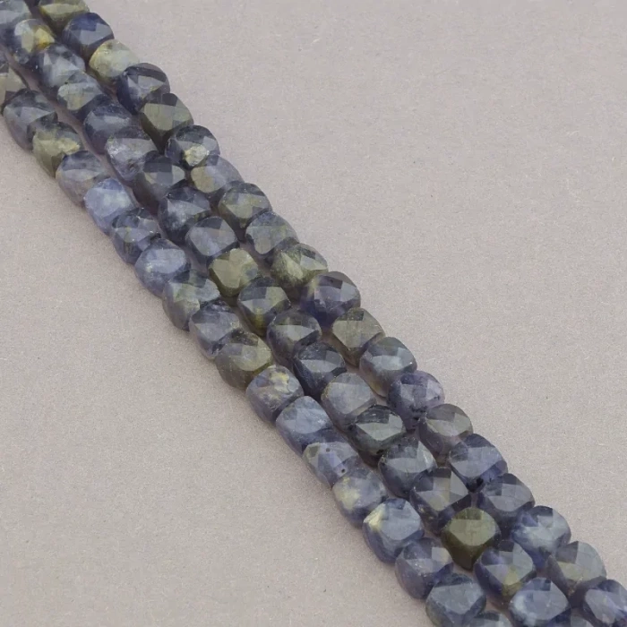 Іоліт: Камінь внутрішньої гармонії та ясності розуму